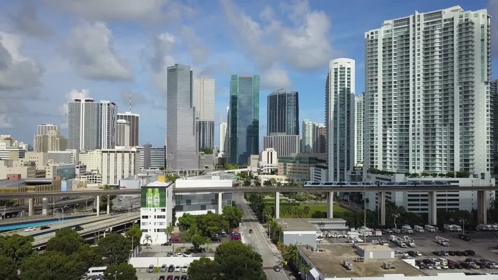 111 SW 3rd St, Miami, FL en alquiler - Vídeo de anuncio comercial - Imagen 2 de 10