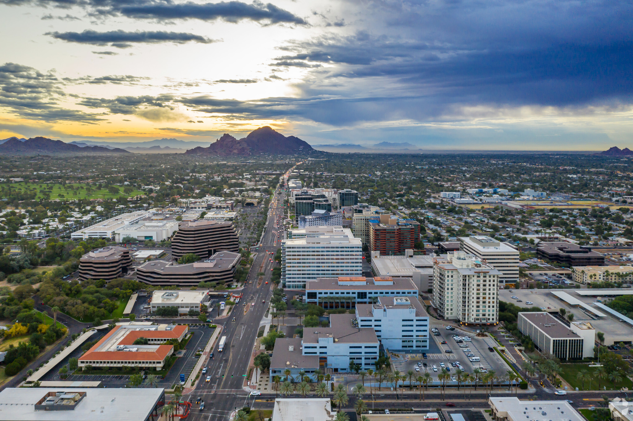 2201 E Camelback Rd, Phoenix, AZ en alquiler Foto del edificio- Imagen 1 de 9