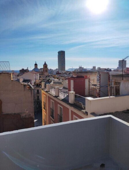 Edificio residencial en Alicante, Alicante en venta - Foto del edificio - Imagen 2 de 25