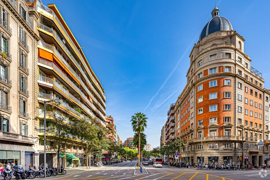 Edificio residencial en Barcelona, Barcelona en venta - Foto del edificio - Imagen 3 de 10