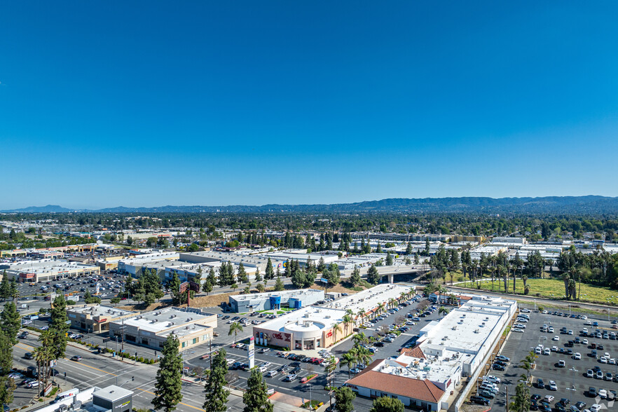 19510-19530 Nordhoff Pl, Northridge, CA en alquiler - Foto del edificio - Imagen 2 de 13