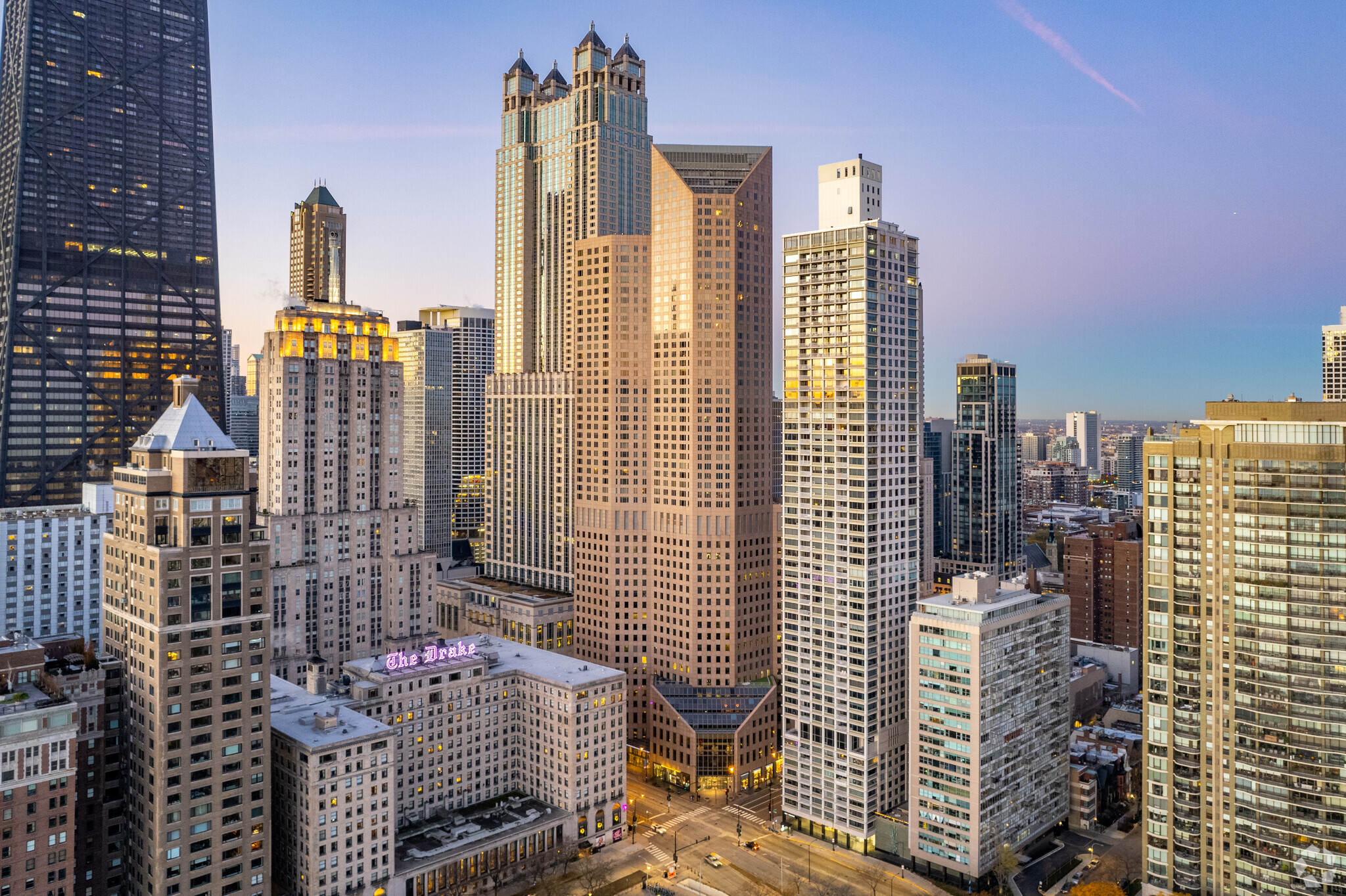 980 N Michigan Ave, Chicago, IL en alquiler Foto del edificio- Imagen 1 de 33