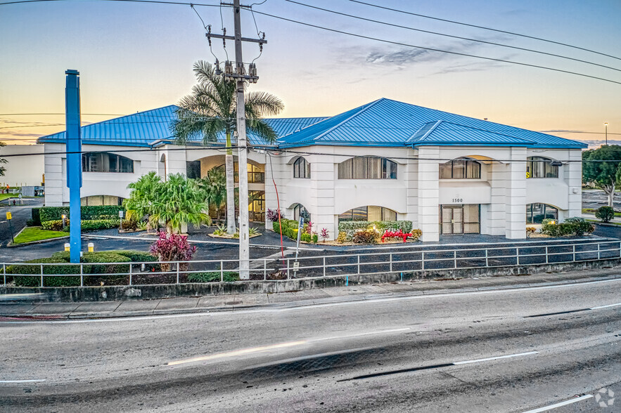 1500 Colonial Blvd, Fort Myers, FL en alquiler - Foto del edificio - Imagen 2 de 19