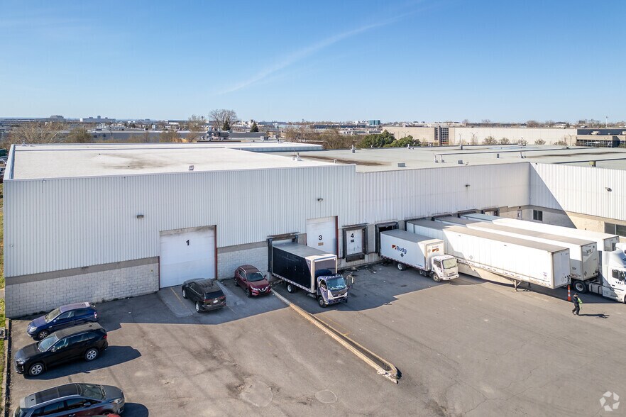 1415 32e Avenue, Montréal, QC en alquiler - Foto del edificio - Imagen 3 de 7