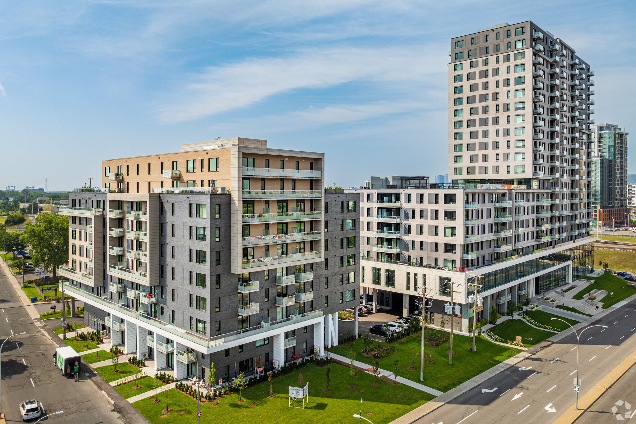 300 Pl Charles-Le Moyne, Longueuil, QC en alquiler Foto del edificio- Imagen 1 de 12