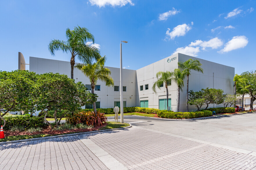 6701 NW 7th St, Miami, FL en alquiler - Foto del edificio - Imagen 3 de 5