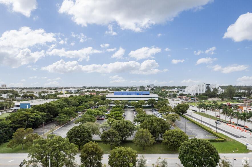 2001 NW 107th Ave, Miami, FL en alquiler - Foto del edificio - Imagen 3 de 3