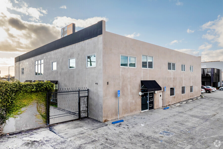 2250 S Barrington Ave, Los Angeles, CA en venta - Foto del edificio - Imagen 1 de 20