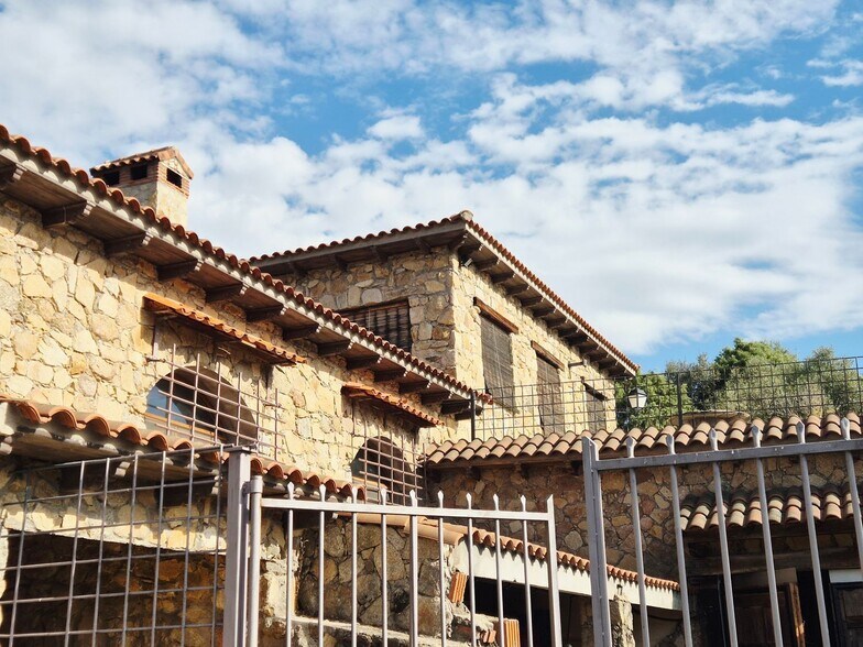 Local en Navaluenga, Ávila en venta - Foto del edificio - Imagen 1 de 13