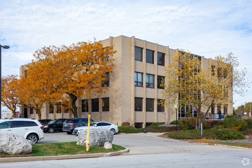 700 Nicholas Blvd, Elk Grove Village, IL en alquiler - Foto del edificio - Imagen 1 de 10