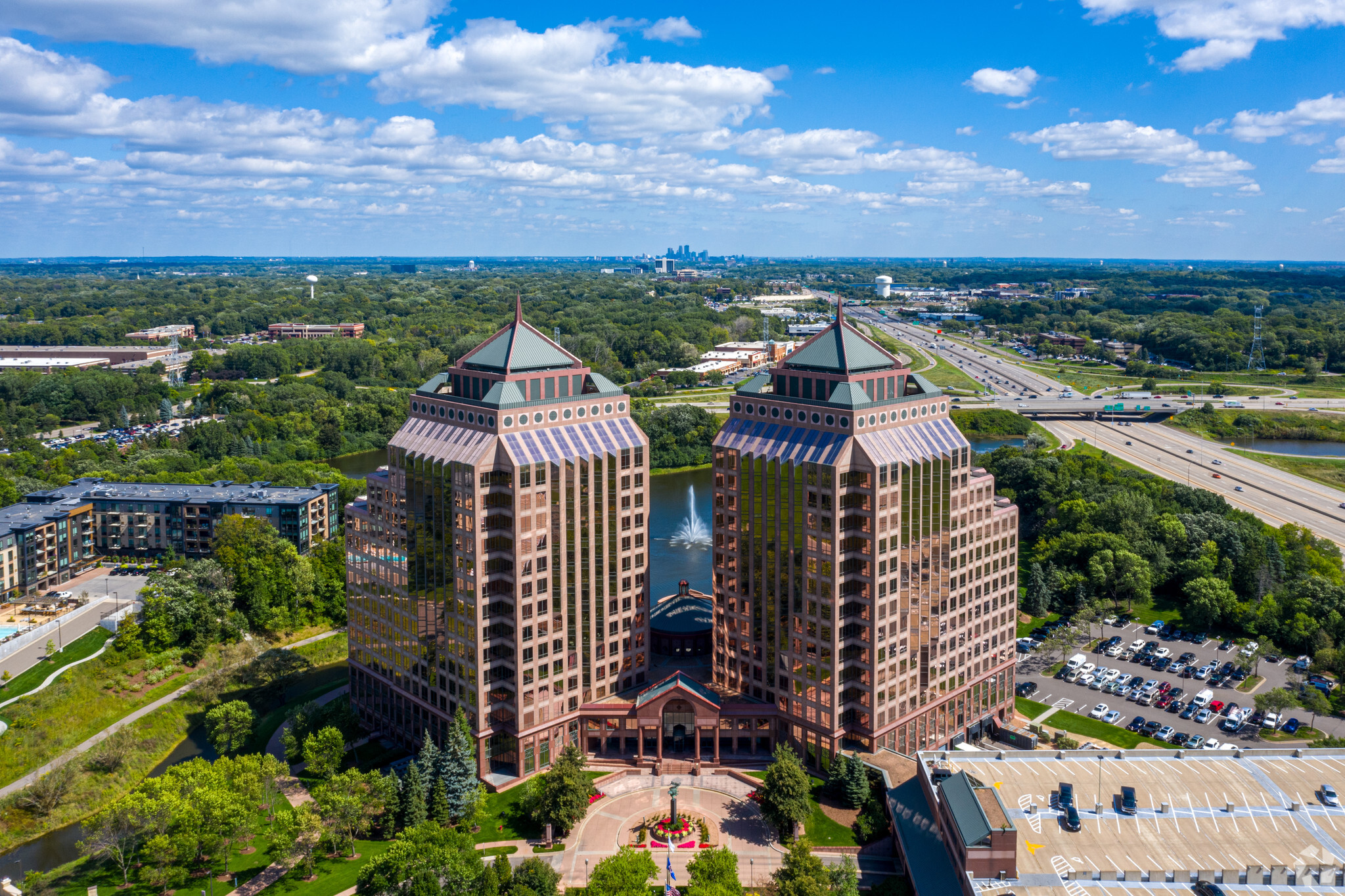 701 Carlson Pky, Minnetonka, MN en alquiler Foto del edificio- Imagen 1 de 17