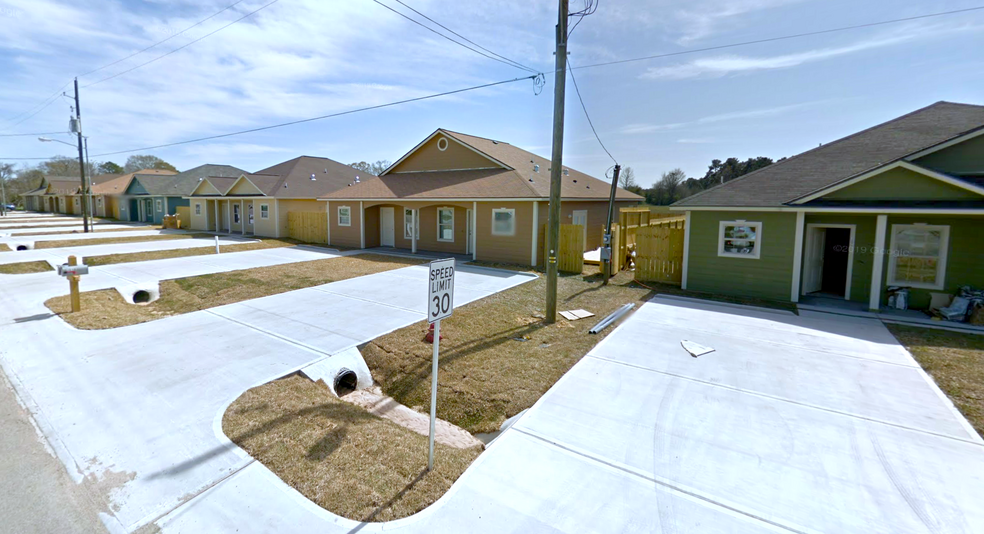 111-127 S Bend Ct, Willis, TX en venta - Foto del edificio - Imagen 1 de 6