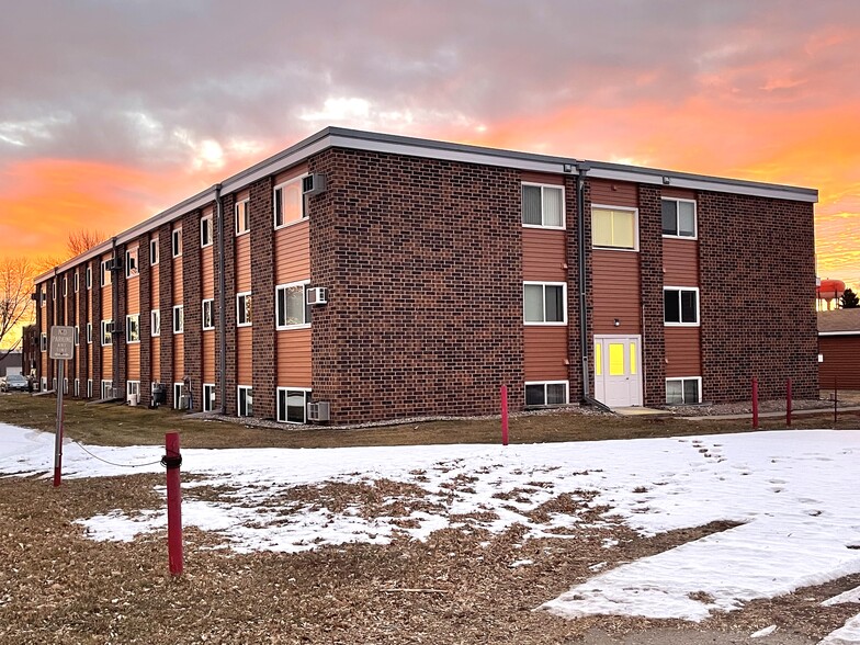 904 13th St NE, Jamestown, ND en venta - Foto principal - Imagen 1 de 1