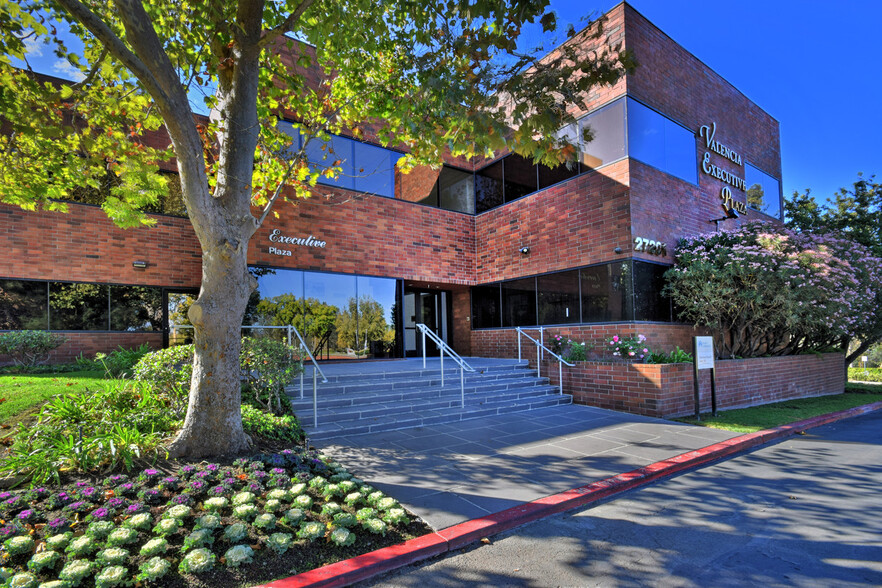 27201 Tourney Rd, Valencia, CA en alquiler - Foto del edificio - Imagen 1 de 12