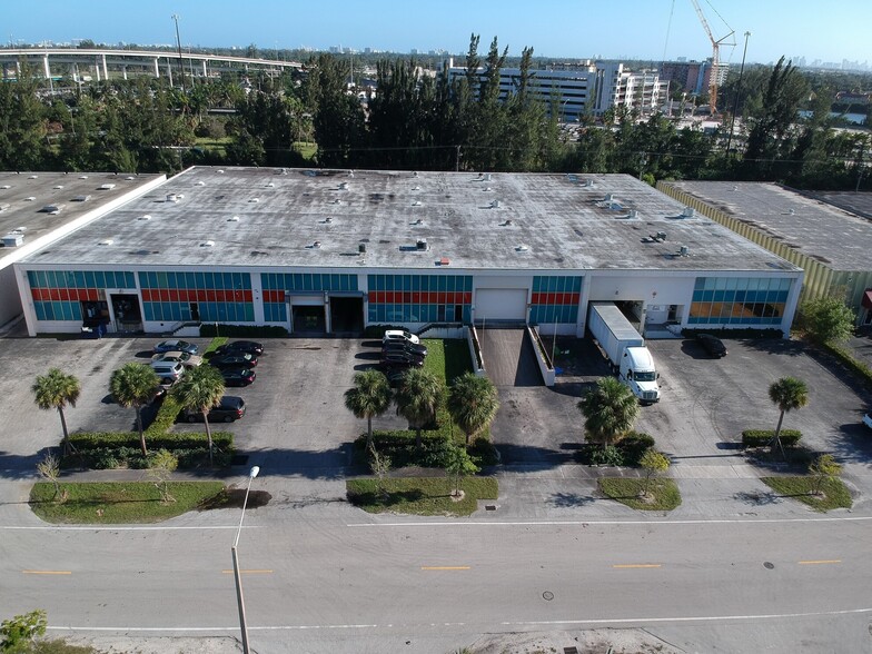 1098-1100 NW 159th Dr, Miami, FL en alquiler - Foto del edificio - Imagen 2 de 8