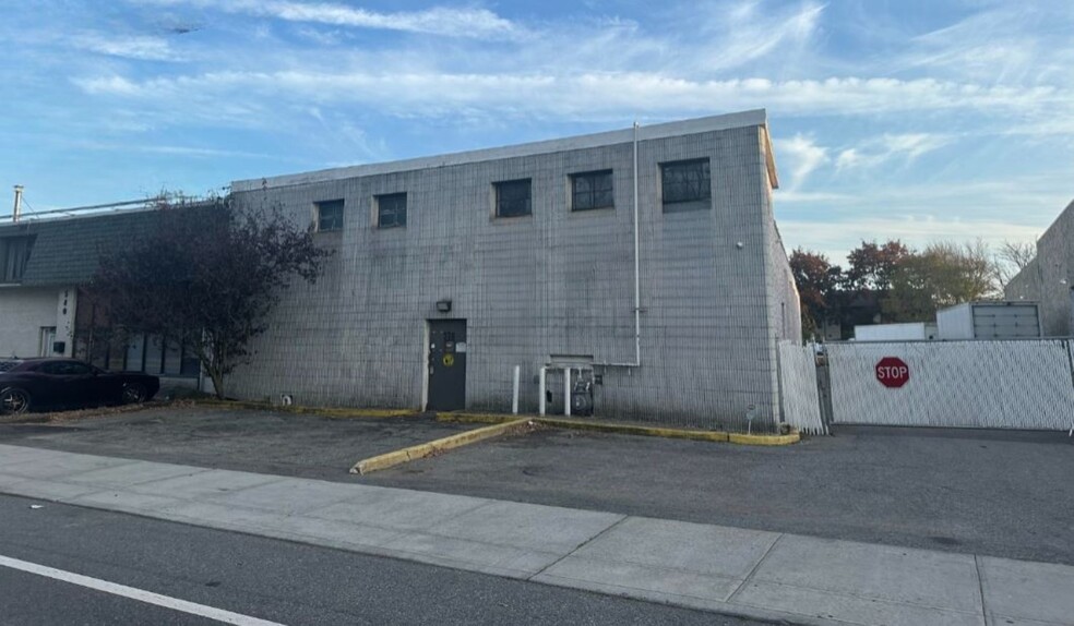 578 Oak St, Copiague, NY en alquiler - Foto del edificio - Imagen 1 de 11