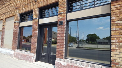 4500-4512 S Flores St, San Antonio, TX en alquiler Foto del edificio- Imagen 2 de 14