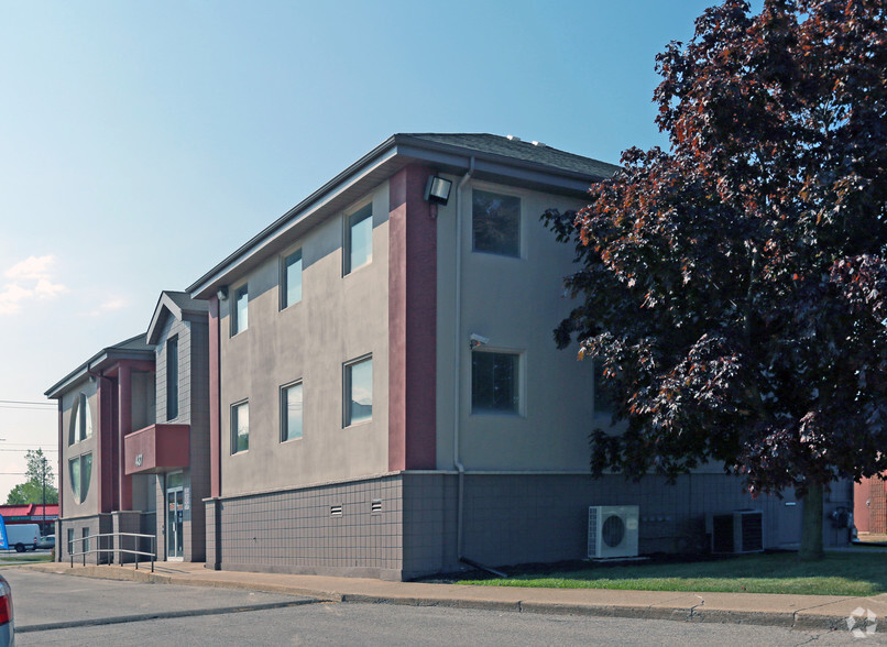 437 Welland Ave, St Catharines, ON en alquiler - Foto del edificio - Imagen 2 de 3