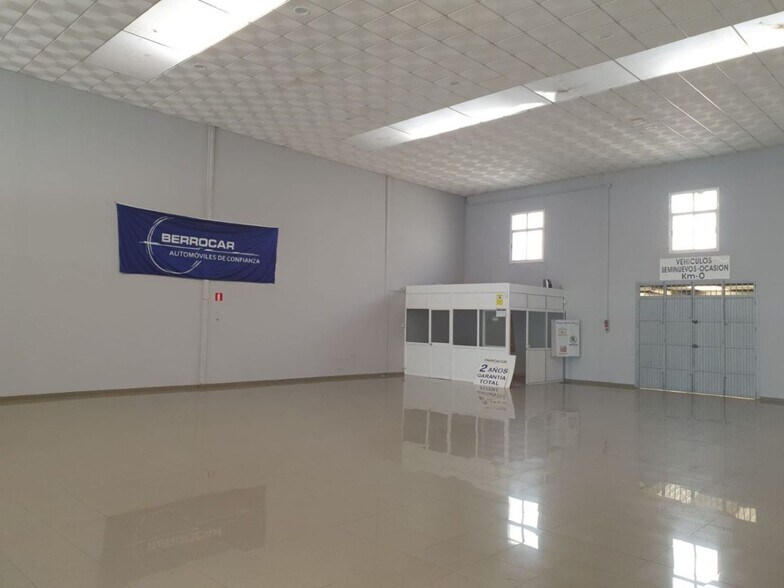 Nave en Sanlúcar la Mayor en alquiler - Foto del edificio - Imagen 3 de 10
