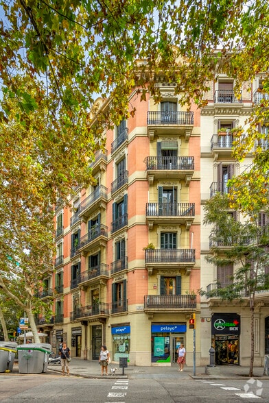 Edificio residencial en Barcelona, Barcelona en venta - Foto del edificio - Imagen 2 de 3