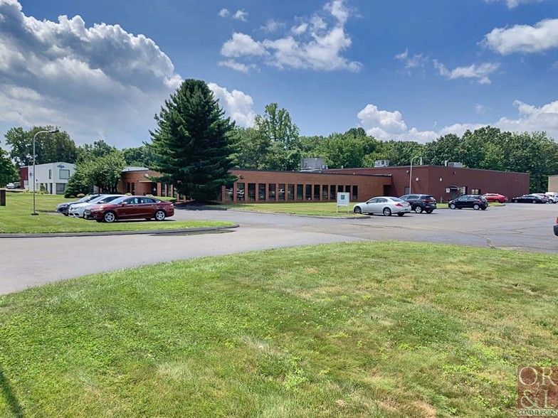 135 N Plains Industrial Rd, Wallingford, CT en alquiler - Foto principal - Imagen 1 de 12