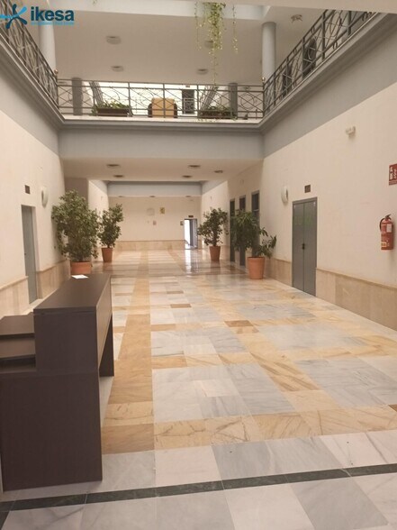 Oficina en Mairena del Aljarafe, Sevilla en venta - Vestíbulo - Imagen 2 de 17