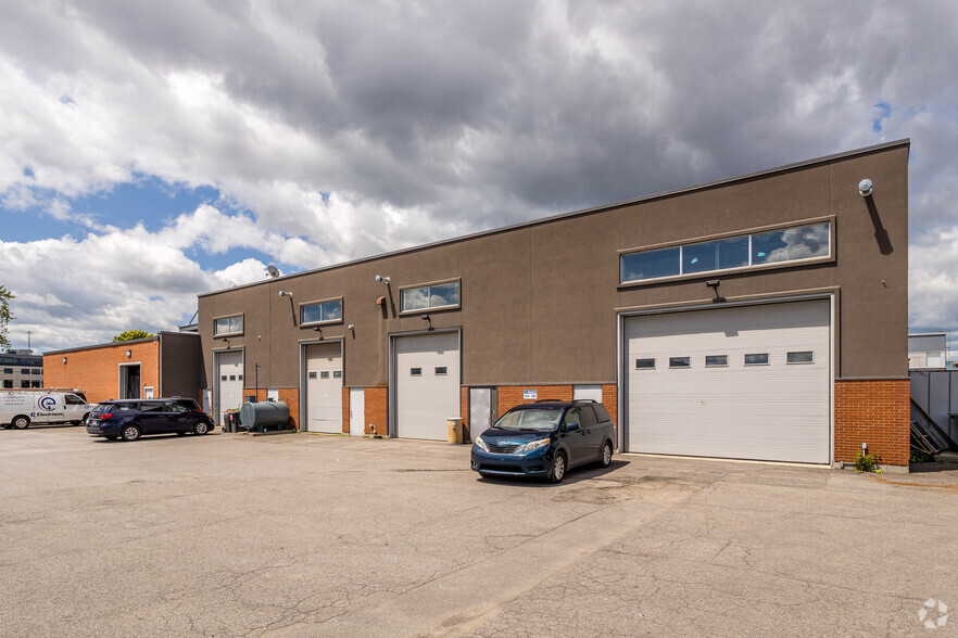 545 Boul Du Curé-Boivin, Boisbriand, QC en alquiler - Foto del edificio - Imagen 3 de 5