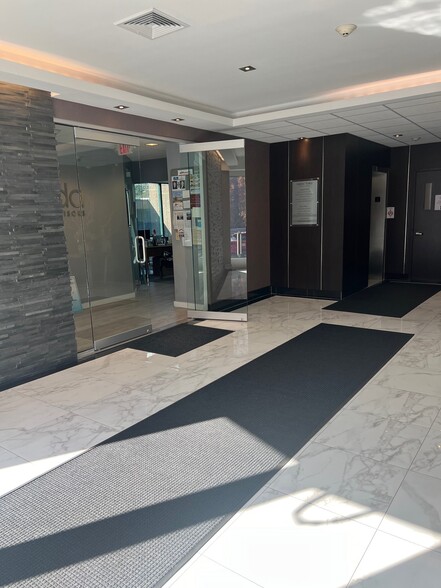 570 Sylvan Ave, Englewood Cliffs, NJ en venta - Lobby - Imagen 2 de 5