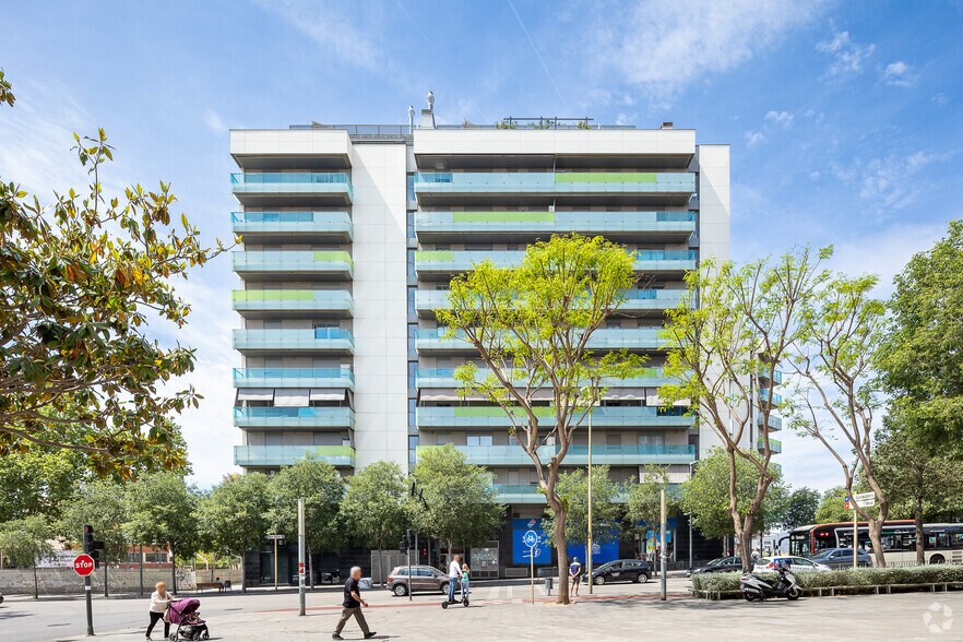 Edificio residencial en Cornellà de Llobregat, Barcelona en venta - Foto principal - Imagen 1 de 2