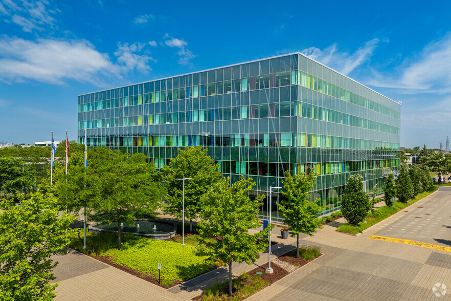 8275 Rte Transcanadienne, Saint-Laurent, QC en alquiler - Foto del edificio - Imagen 1 de 20