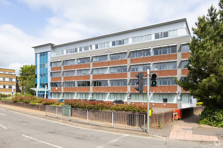 Station Way, Crawley en alquiler - Foto del edificio - Imagen 3 de 3