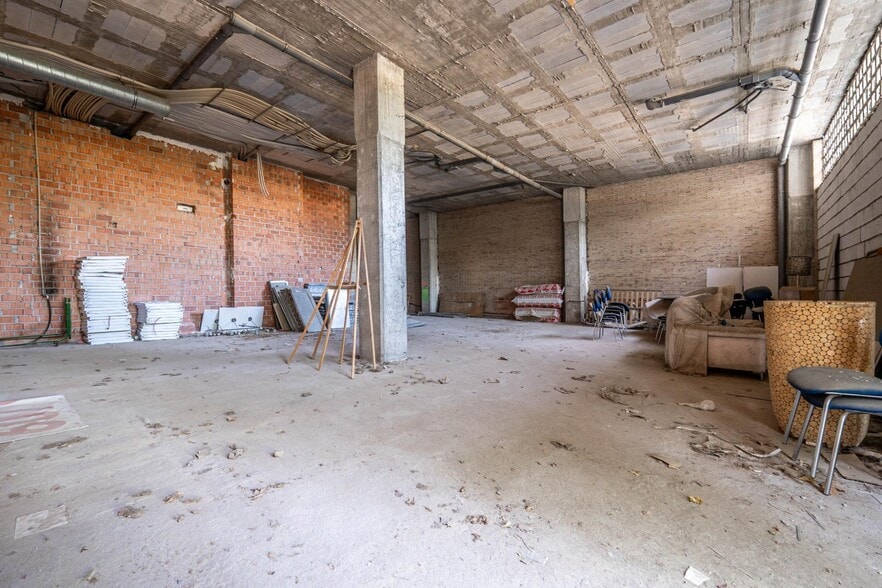 Local en Granada en venta - Foto del edificio - Imagen 3 de 42