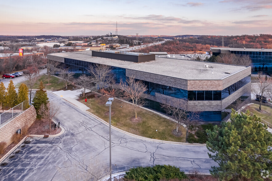 20300 Water Tower Blvd, Brookfield, WI en alquiler - Foto del edificio - Imagen 3 de 9