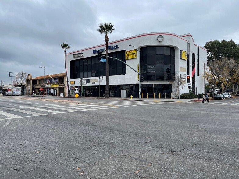 21054 Sherman Way, Canoga Park, CA en alquiler - Foto del edificio - Imagen 1 de 1