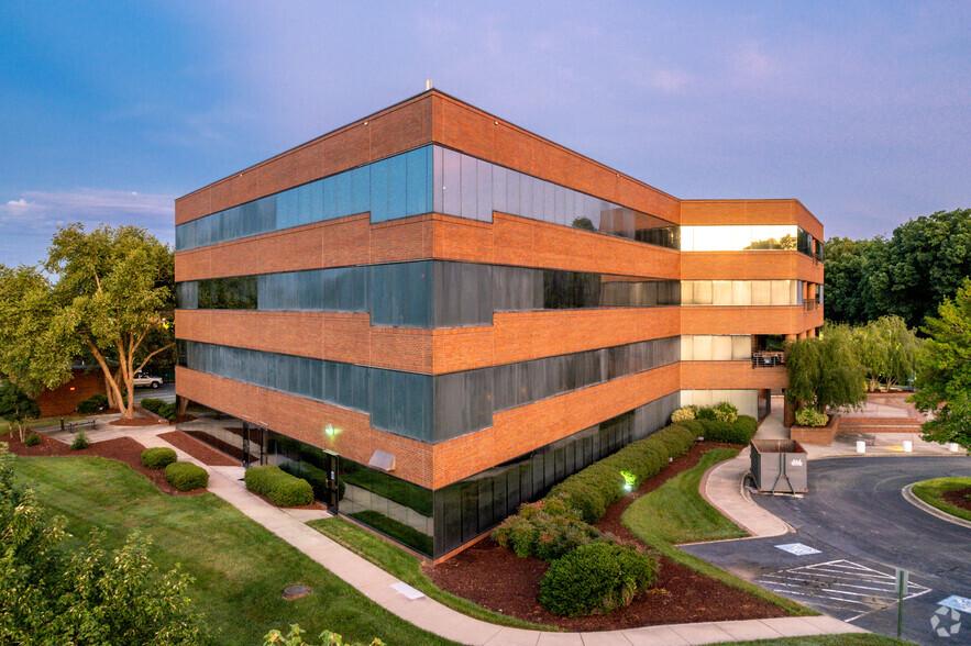 4828 Parkway Plaza Blvd, Charlotte, NC en alquiler - Foto del edificio - Imagen 3 de 9