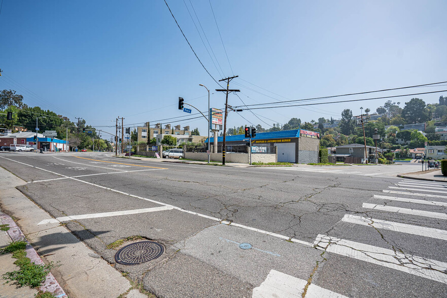 2436 Hyperion Ave, Los Angeles, CA en venta - Foto del edificio - Imagen 3 de 8