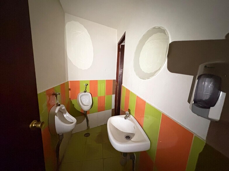 Local en Ponferrada, León en venta - Foto del edificio - Imagen 3 de 10