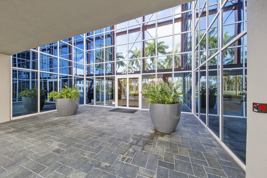 3230 W Commercial Blvd, Fort Lauderdale, FL en alquiler - Foto del edificio - Imagen 3 de 26