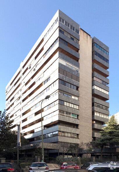 Calle Julián Besteiro, 35, Madrid, Madrid en alquiler - Foto del edificio - Imagen 2 de 2