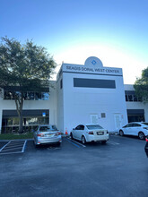 10400 NW 33rd St, Miami, FL en alquiler Foto del edificio- Imagen 2 de 4