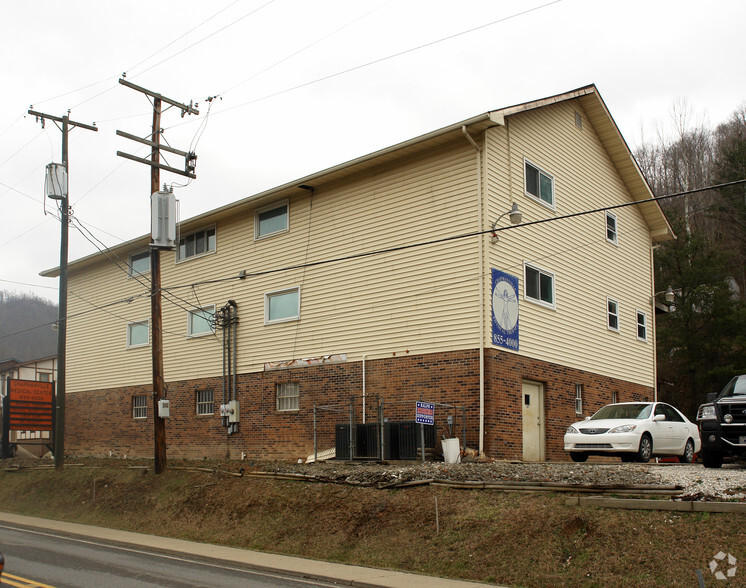 384 Main St, Chapmanville, WV en venta - Foto del edificio - Imagen 2 de 21