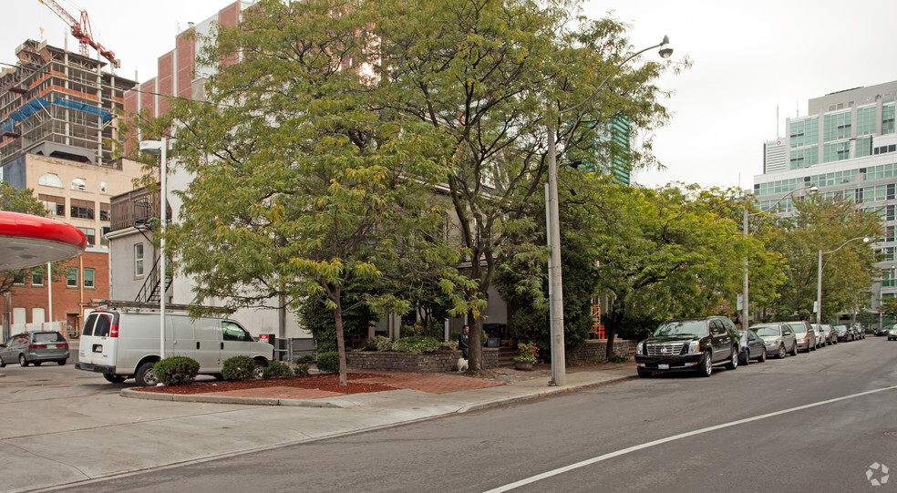 5-15 Clarence Sq, Toronto, ON en alquiler - Foto del edificio - Imagen 2 de 2