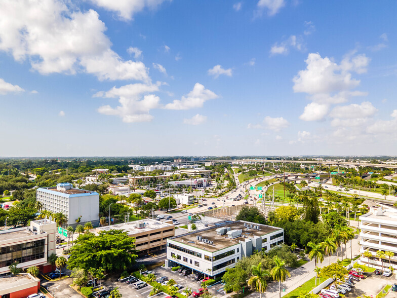 150 NW 168th St, North Miami Beach, FL en alquiler - Foto del edificio - Imagen 3 de 9