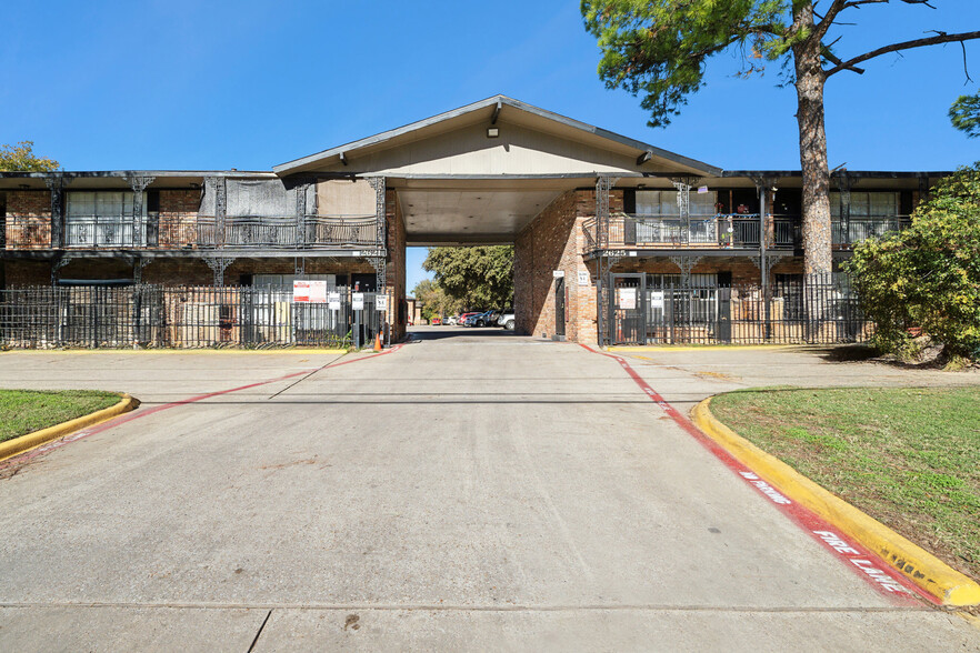 2621-2625 Webb Chapel Ext, Dallas, TX en venta - Foto del edificio - Imagen 3 de 37