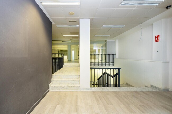 Más detalles de Calle Gran Vía de Colón, 42, Granada - Local en venta