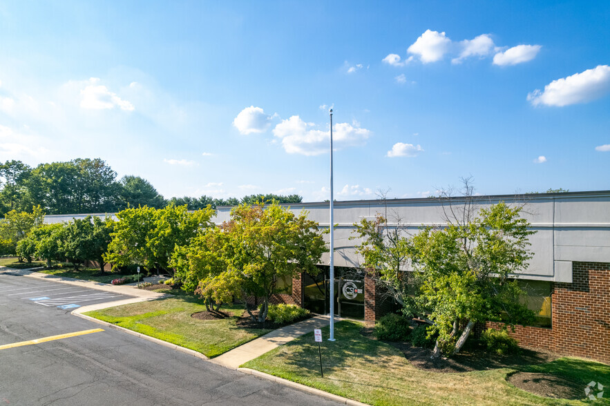 105 Terry Dr, Newtown, PA en alquiler - Foto del edificio - Imagen 1 de 4