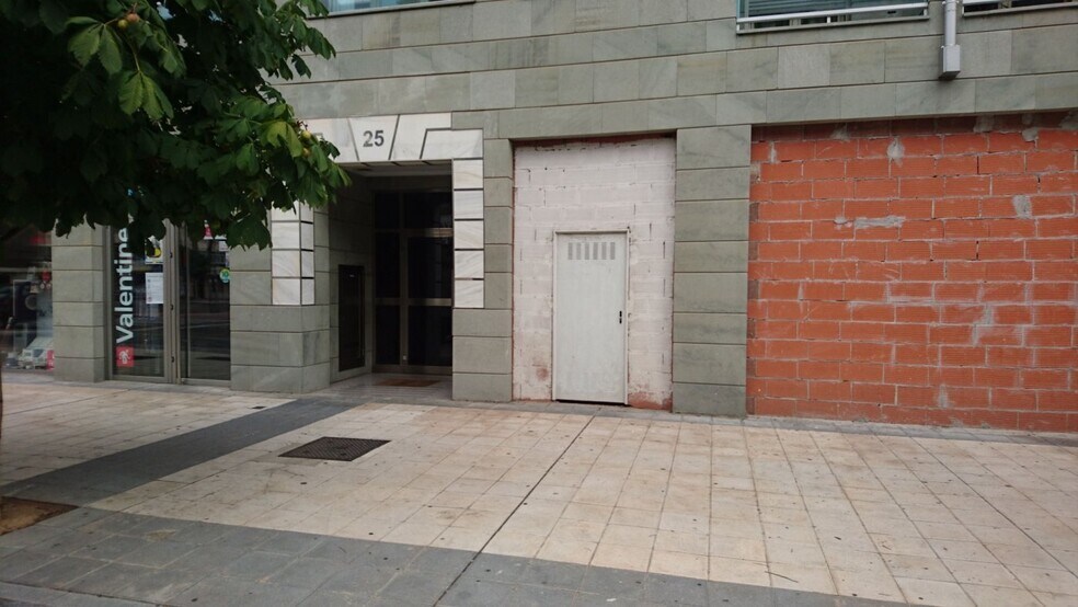 Local en León, León en venta - Foto del edificio - Imagen 2 de 8