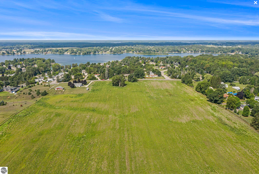 000 N East Silver Lake Rd, Traverse City, MI en venta - Vista aérea - Imagen 1 de 26