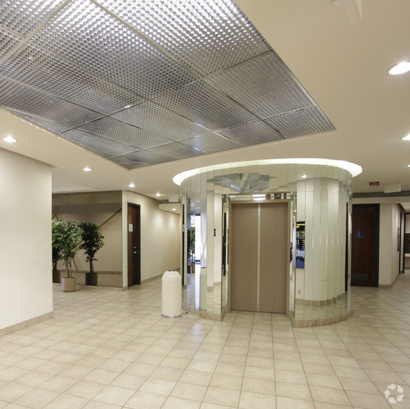 22048 Sherman Way, Canoga Park, CA en alquiler - Lobby - Imagen 2 de 5