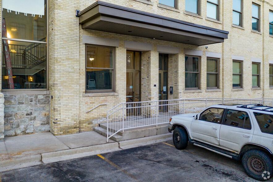 1037 W McKinley Ave, Milwaukee, WI en alquiler - Foto del edificio - Imagen 3 de 10